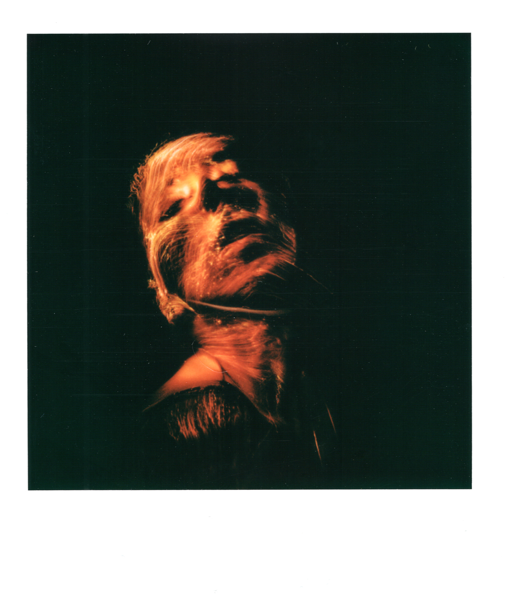 ritratto in lightpainting con polaroid con fibra ottica nera, light painting polaroid, lightpainting in polaroid