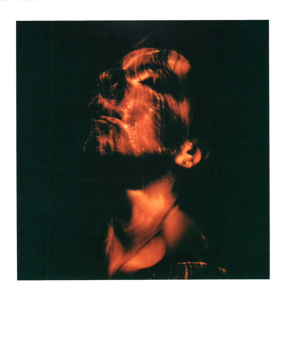 ritratto in lightpainting con polaroid con fibra ottica nera, light painting polaroid, lightpainting in polaroid
